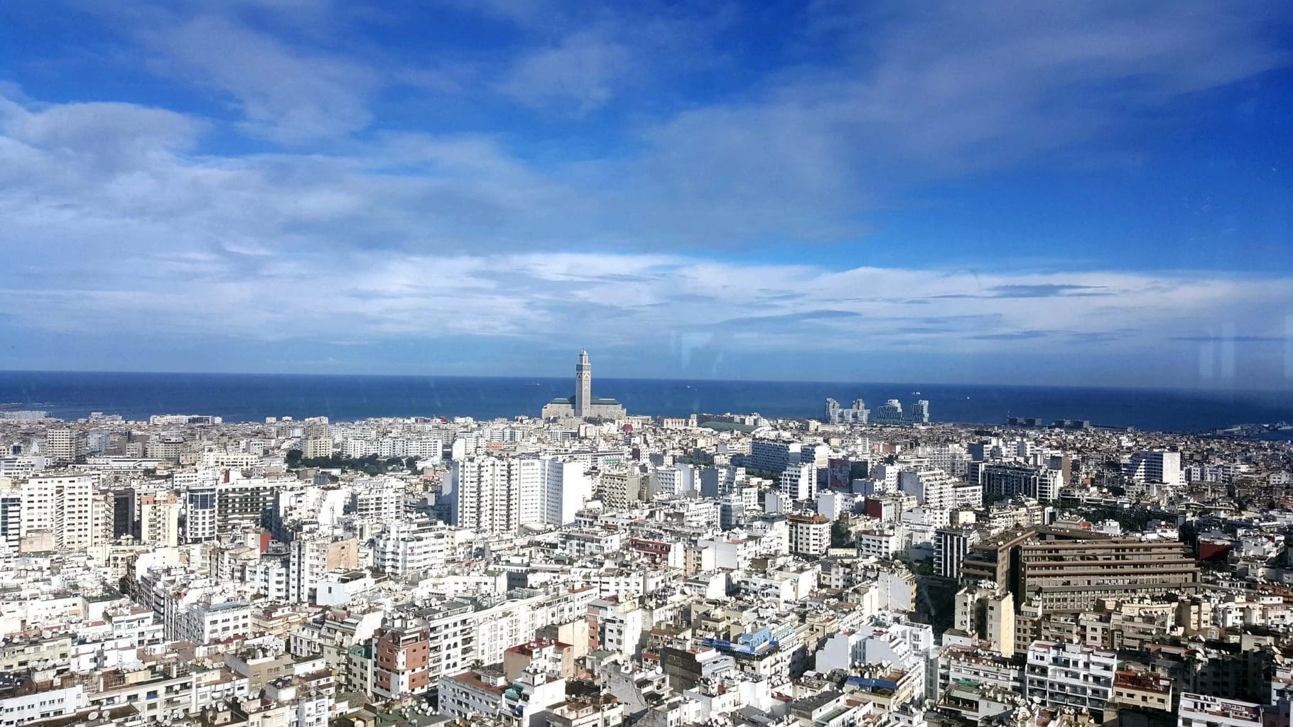 Vue panoramique de Casablanca avec la mosquée Hassan II et l’océan Atlantique