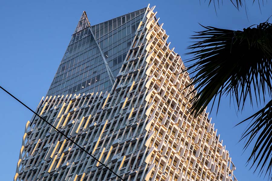 La tour de Casablanca Finance City sous un ciel dégagé