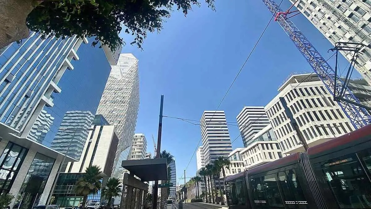 Casablanca Finance City, quartier d’affaires, sous un ciel dégagé